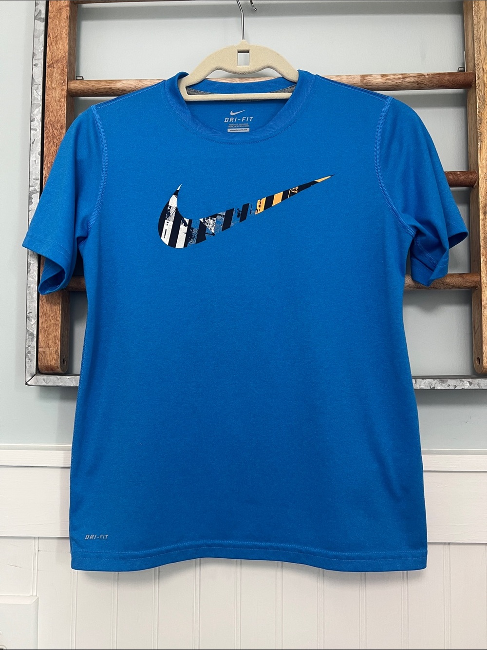 Boys Nike dri- fit performance T-shirt, size medium blue